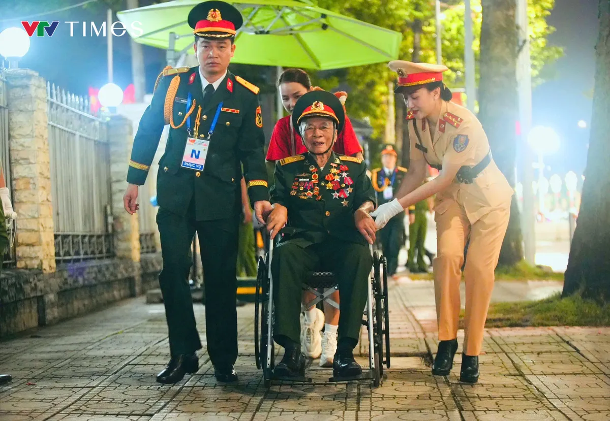 Hà Nội: Cảnh sát giao thông xuyên đêm, bảo đảm giao thông phục vụ tổng duyệt A80 - Ảnh 7.