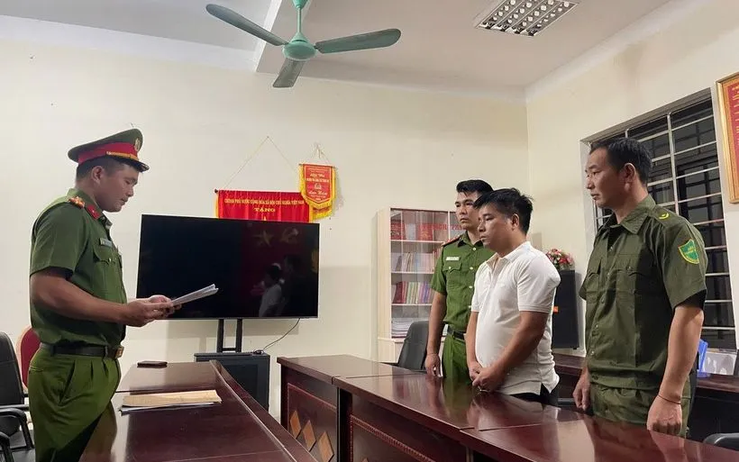 Cơ quan Cảnh sát Điều tra Công an tỉnh Sơn La thi hành lệnh bắt bị can Nguyễn Văn Khiêm để tạm giam. (Ảnh: Công an cung cấp) Cơ quan Cảnh sát Điều tra Công an tỉnh Sơn La thi hành lệnh bắt bị can Nguyễn Văn Khiêm để tạm giam. (Ảnh: Công an cung cấp)