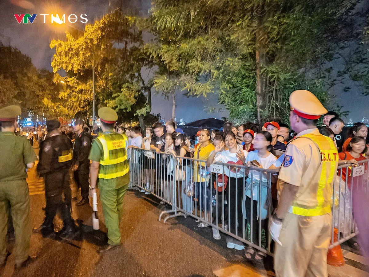Hà Nội: Cảnh sát giao thông xuyên đêm, bảo đảm giao thông phục vụ tổng duyệt A80 - Ảnh 3.