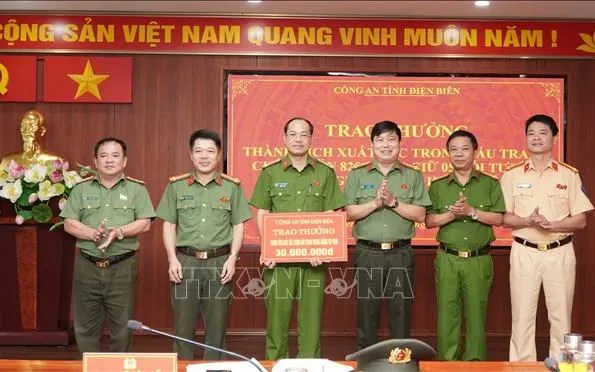 Đại tá Vũ Văn Đấu, Giám đốc Công an tỉnh Điện Biên khen thưởng các lực lượng tham gia pha chuyên án. Ảnh: TTXVN 
