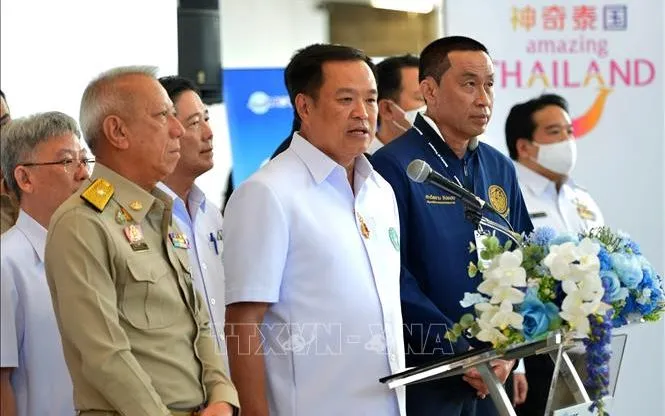 Trong một tuyên bố đưa ra vào tối 29/8/2025, đảng Bhumjaithai xác nhận ủy ban điều hành đã ủy quyền cho lãnh đạo đảng Anutin Charnvirakul (giữa, phía trước) thành lập một liên minh mới với sự ủng hộ của PP - đảng hiện nắm giữ số ghế lớn nhất tại Hạ viện. (Ảnh: THX/TTXVN)