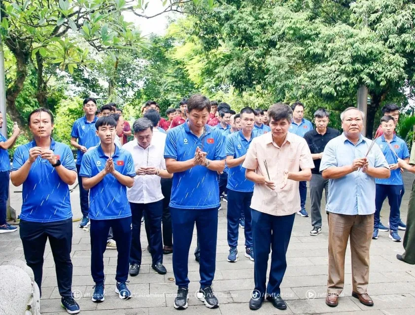 U23 Việt Nam d&acirc;ng hương Đền H&ugrave;ng trước thềm V&ograve;ng loại U23 ch&acirc;u &Aacute;- Ảnh 1.
