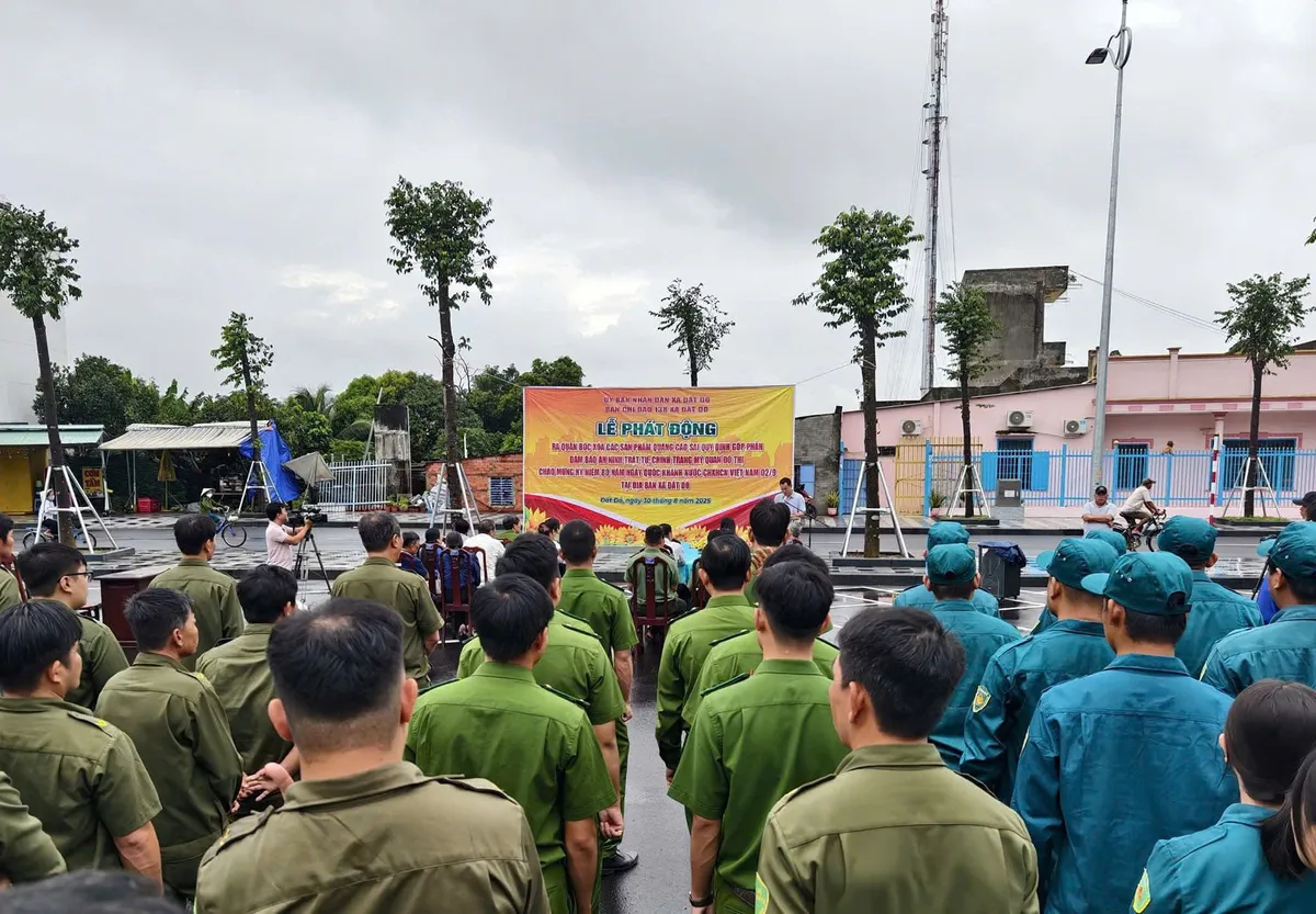 TP Hồ Chí Minh đồng loạt ra quân bóc dỡ quảng cáo sai quy định - Ảnh 3.