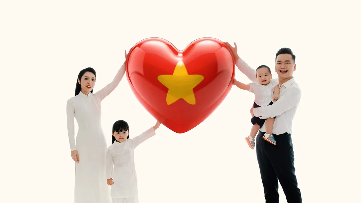 MC Hạnh Phúc chia sẻ bộ ảnh gia đình lấy cảm hứng từ tình yêu đất nước - Ảnh 1.