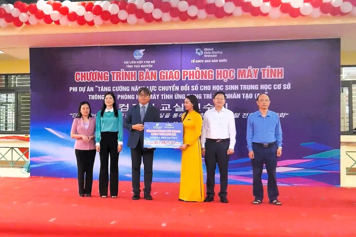 Nâng cao năng lực chuyển đổi số cho học sinh thông qua phòng học máy tính ứng dụng AI - Ảnh 1.