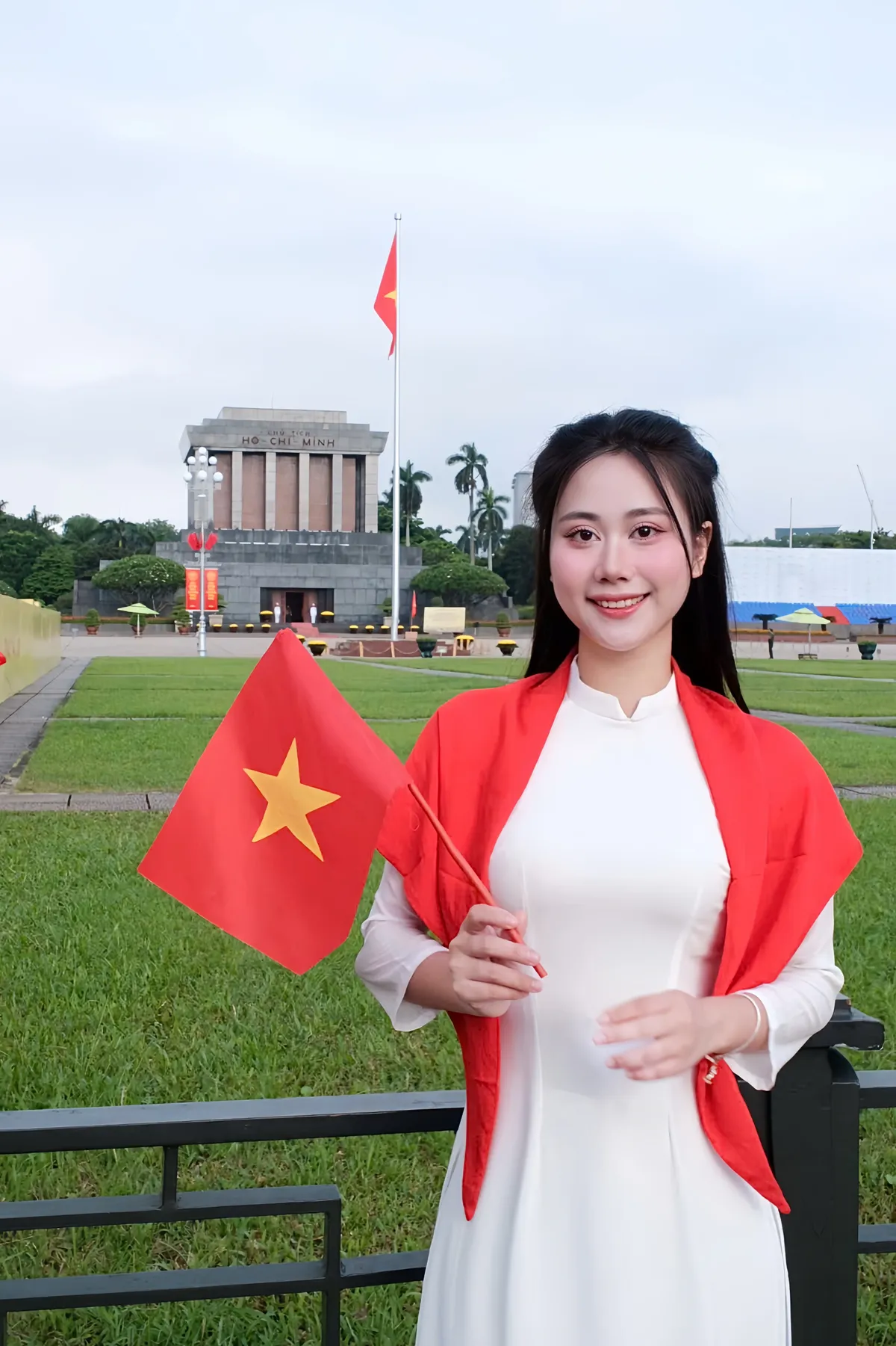 Trào lưu “thời trang yêu nước” nở rộ dịp Quốc khánh 2/9 - Ảnh 1.