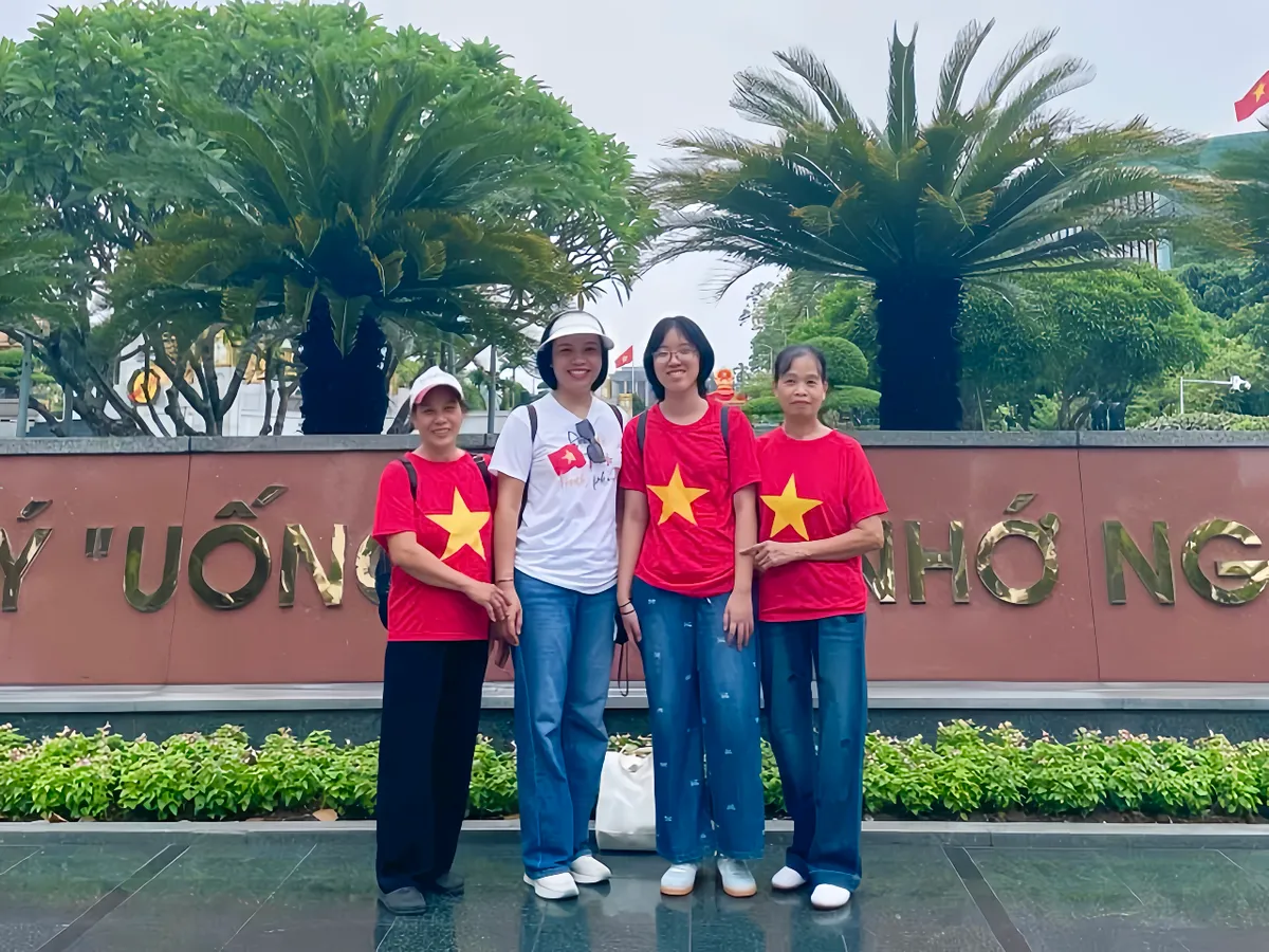 Trào lưu “thời trang yêu nước” nở rộ dịp Quốc khánh 2/9 - Ảnh 3.