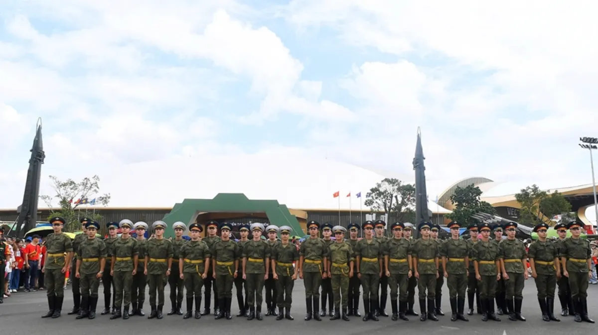 Đông đảo người dân thích thú với gian trưng bày Bộ Quốc phòng tại Triển lãm 80 năm  - Ảnh 14.