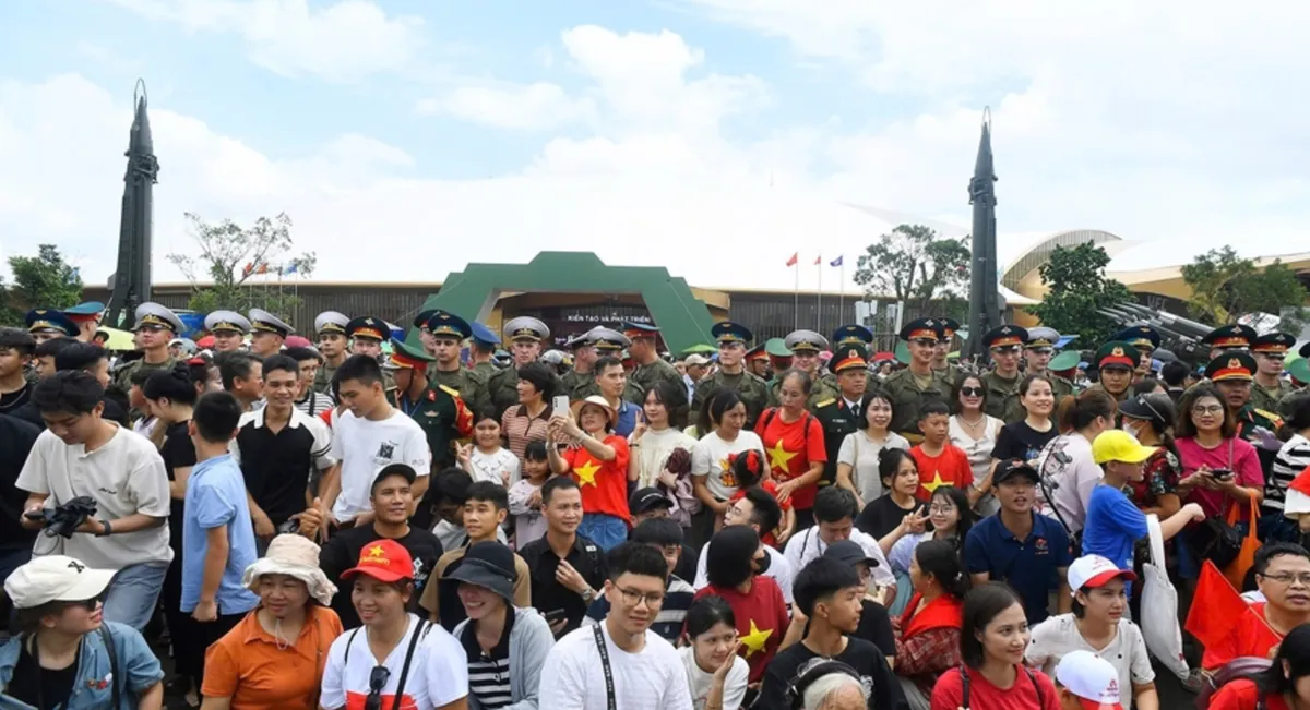 Đông đảo người dân thích thú với gian trưng bày Bộ Quốc phòng tại Triển lãm 80 năm  - Ảnh 15.