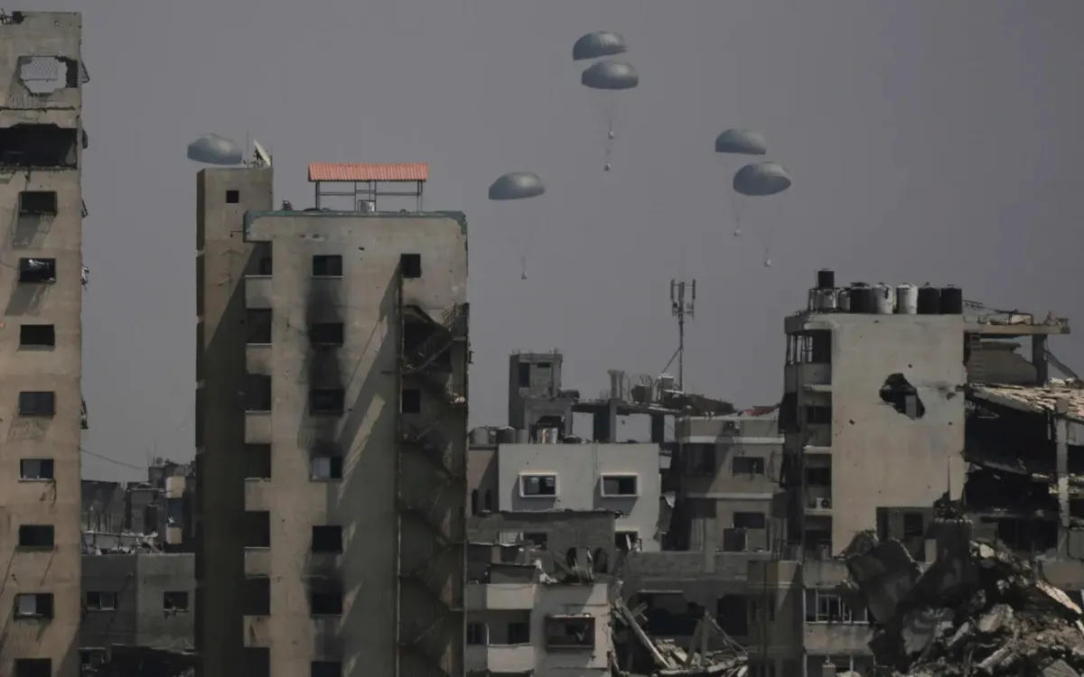 Những chiếc dù mang theo hàng cứu trợ được thả xuống Gaza City ngày 28/7/2025 (Ảnh: AP) Những chiếc dù mang theo hàng cứu trợ được thả xuống Gaza City ngày 28/7/2025 (Ảnh: AP)