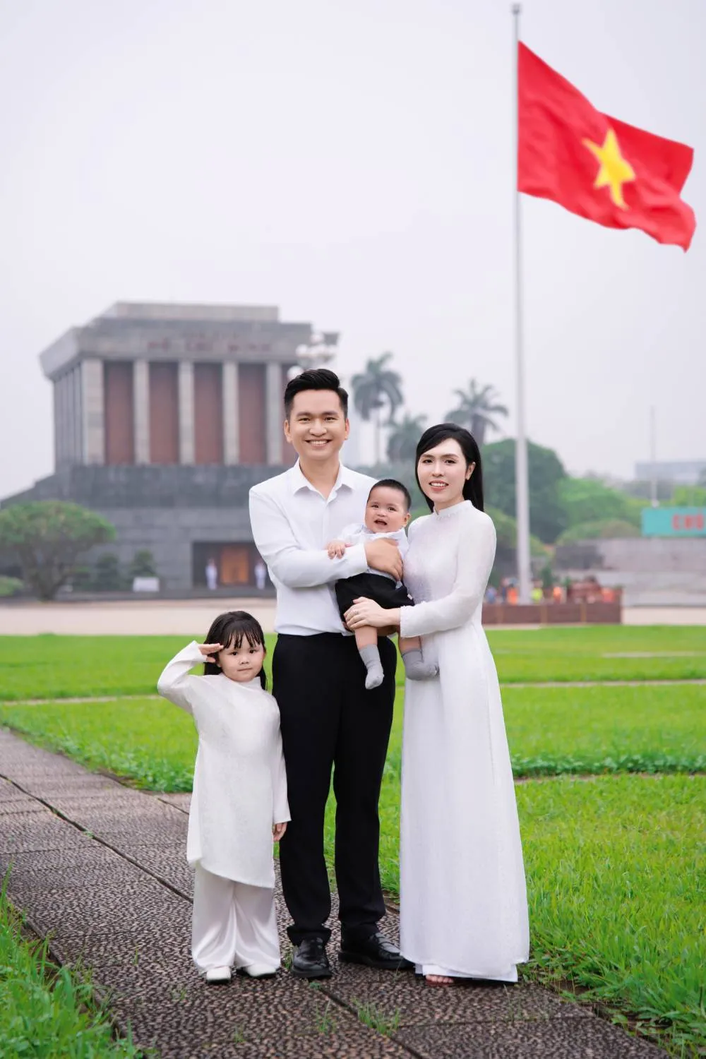 MC Hạnh Phúc chia sẻ bộ ảnh gia đình lấy cảm hứng từ tình yêu đất nước - Ảnh 3.