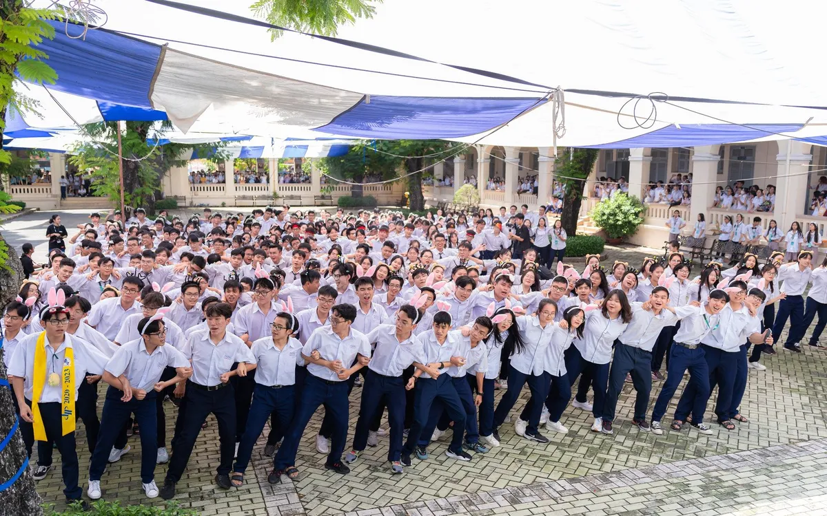 Một hoạt động ngoại khóa của học sinh trường THPT chuyên Lê Hồng Phong  Một hoạt động ngoại khóa của học sinh trường THPT chuyên Lê Hồng Phong