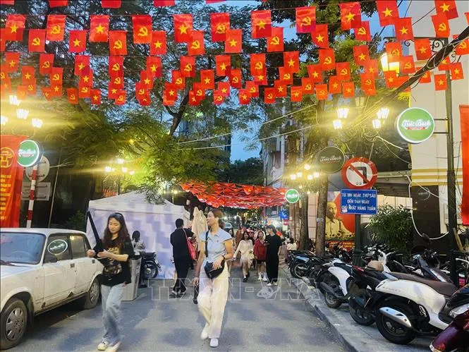 Khai mạc chương trình ‘Sắc đỏ Ba Đình’ chào mừng 80 năm Quốc khánh 2/9- Ảnh 2. Khai mạc chương trình ‘Sắc đỏ Ba Đình’ chào mừng 80 năm Quốc khánh 2/9- Ảnh 2.
