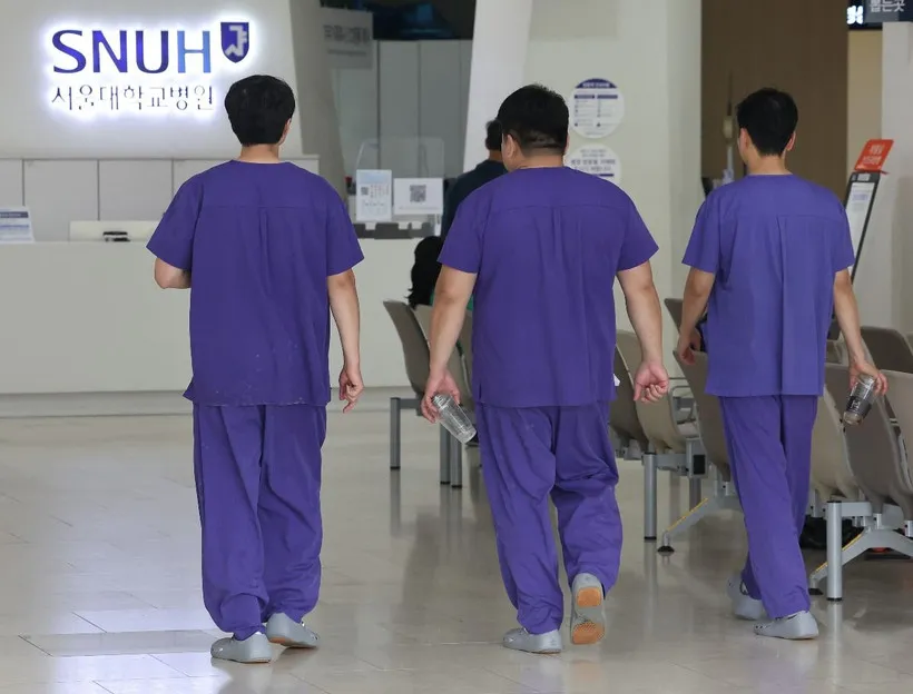 Hàn Quốc khắc phục khủng hoảng y tế khi bác sĩ thực tập trở lại bệnh viện - Ảnh 1.