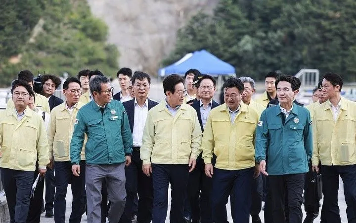 Tổng thống Lee Jae Myung (hàng đầu, thứ hai từ bên trái) thăm thành phố Gangneung, ngày 30/8/2025. (Ảnh: Văn phòng Tổng thống Hàn Quốc) Tổng thống Lee Jae Myung (hàng đầu, thứ hai từ bên trái) thăm thành phố Gangneung, ngày 30/8/2025. (Ảnh: Văn phòng Tổng thống Hàn Quốc)