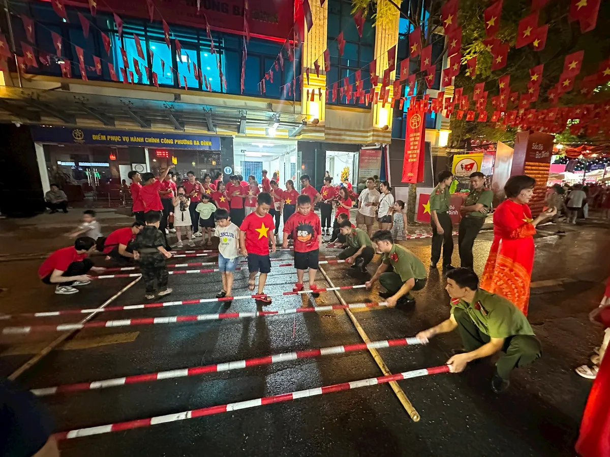 Khai mạc chương trình ‘Sắc đỏ Ba Đình’ chào mừng 80 năm Quốc khánh 2/9- Ảnh 3. Khai mạc chương trình ‘Sắc đỏ Ba Đình’ chào mừng 80 năm Quốc khánh 2/9- Ảnh 3.