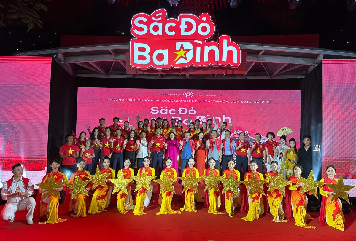 Khai mạc chương trình ‘Sắc đỏ Ba Đình’ chào mừng 80 năm Quốc khánh 2/9- Ảnh 1. Khai mạc chương trình ‘Sắc đỏ Ba Đình’ chào mừng 80 năm Quốc khánh 2/9- Ảnh 1.
