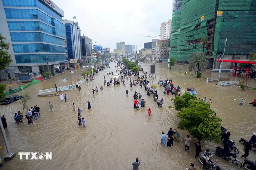 Pakistan sơ tán hơn 480.000 người dân bị mắc kẹt do lũ lụt- Ảnh 1. Pakistan sơ tán hơn 480.000 người dân bị mắc kẹt do lũ lụt- Ảnh 1.