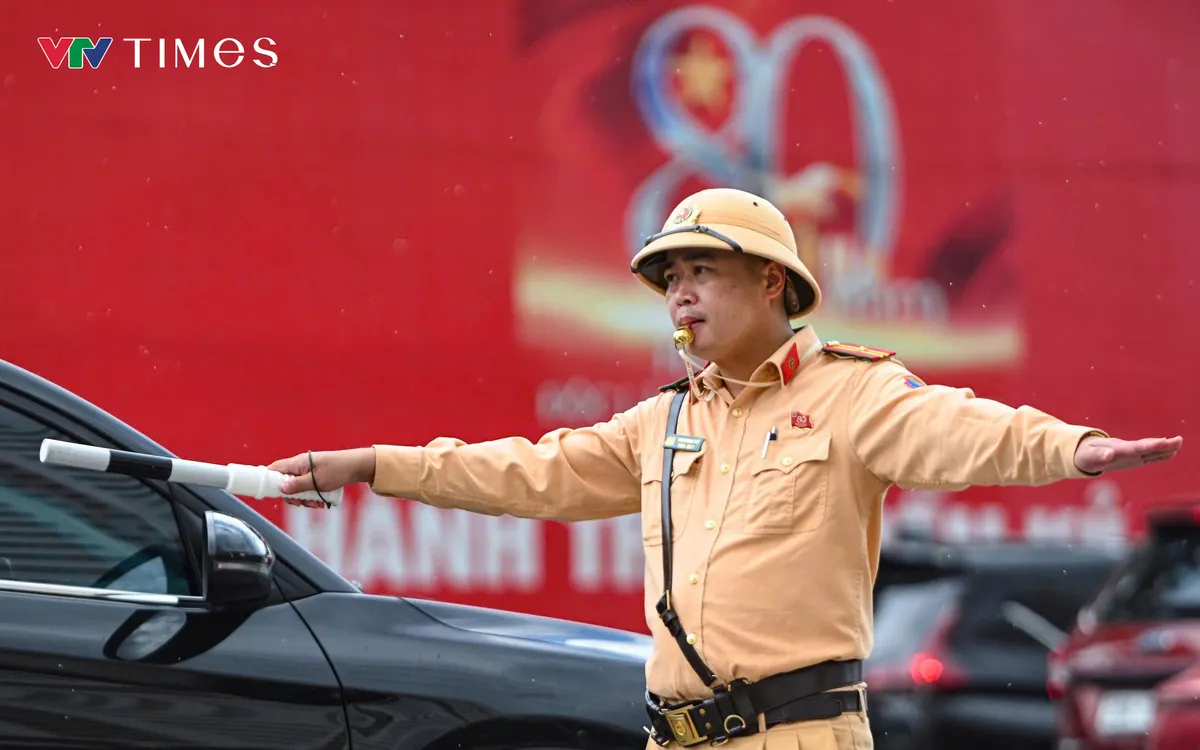 CSGT phân luồng trước cổng trung tâm Triển lãm Quốc gia. CSGT phân luồng trước cổng trung tâm Triển lãm Quốc gia.