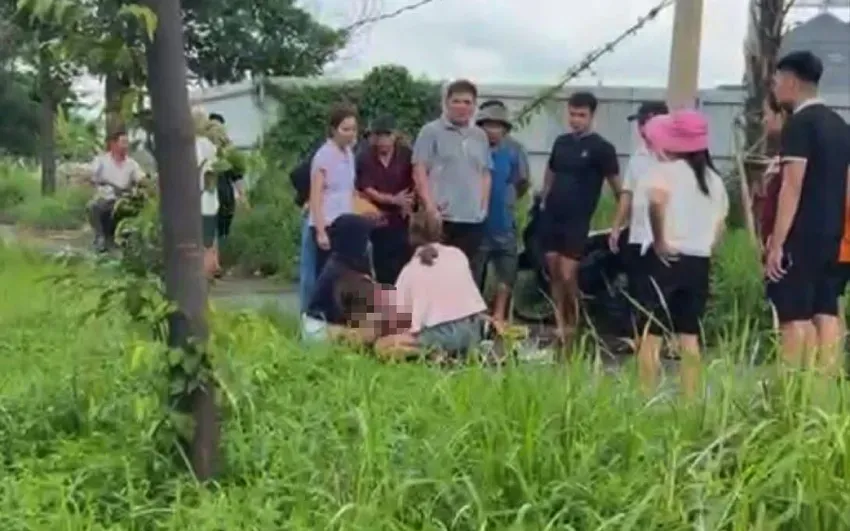 Người mẹ khóc ngất khi phát hiện thi thể con trai thứ hai tử vong. Ảnh: PLO