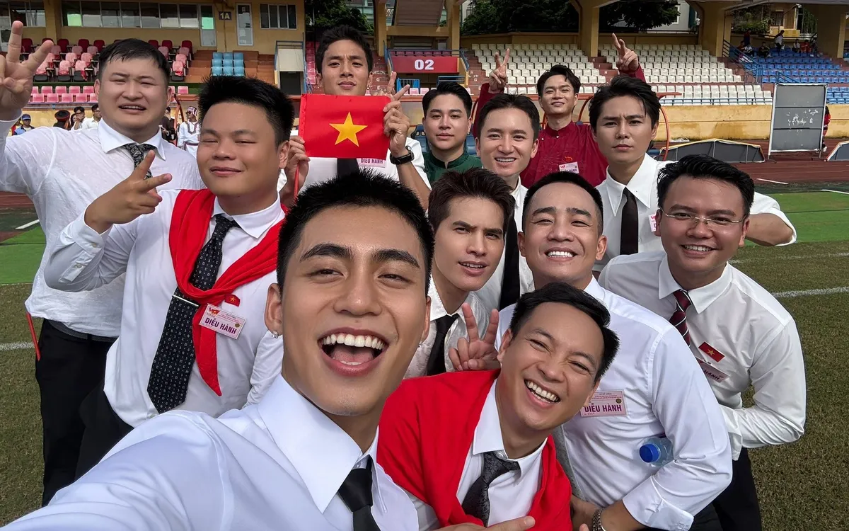 Hình ảnh tự chụp đầy vui vẻ được ca sĩ Mono chia sẻ trên trang cá nhân của mình. (Ảnh: Mono Facebook)