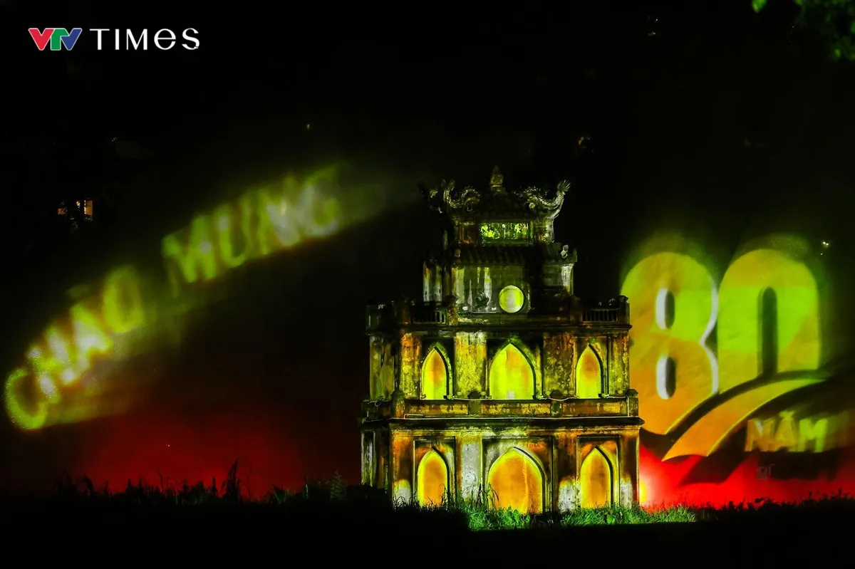Hồ Ho&agrave;n Kiếm lung linh trong chương tr&igrave;nh 3D Mapping &ldquo;H&agrave; Nội rạng rỡ&rdquo; - Ảnh 10.