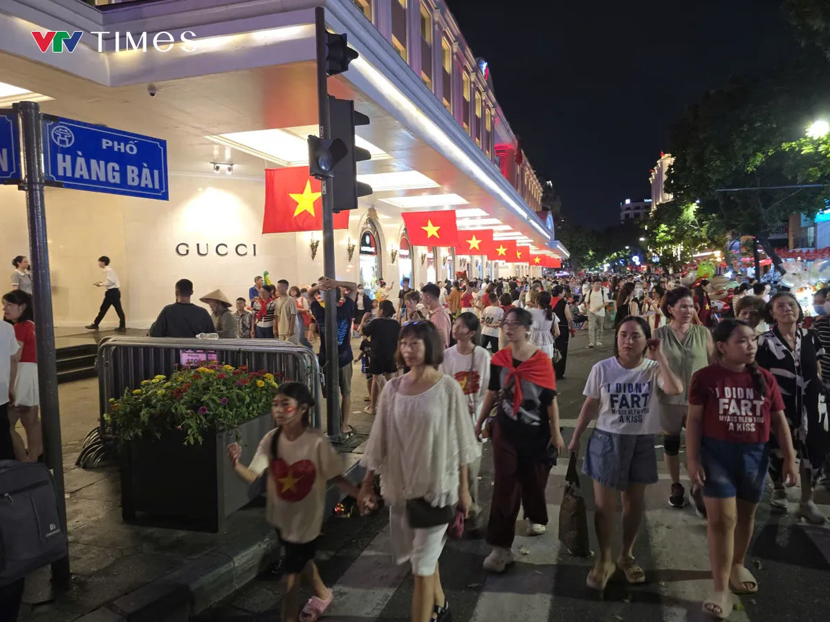 Hồ Ho&agrave;n Kiếm lung linh trong chương tr&igrave;nh 3D Mapping &ldquo;H&agrave; Nội rạng rỡ&rdquo; - Ảnh 3.