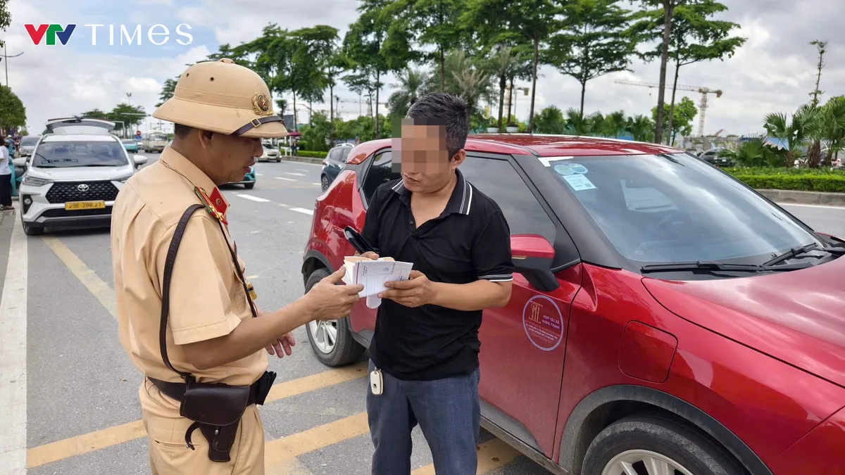 Kiên quyết xử lý vi phạm trật tự, an toàn giao thông khu vực Trung tâm Triển lãm Quốc gia - Ảnh 1.