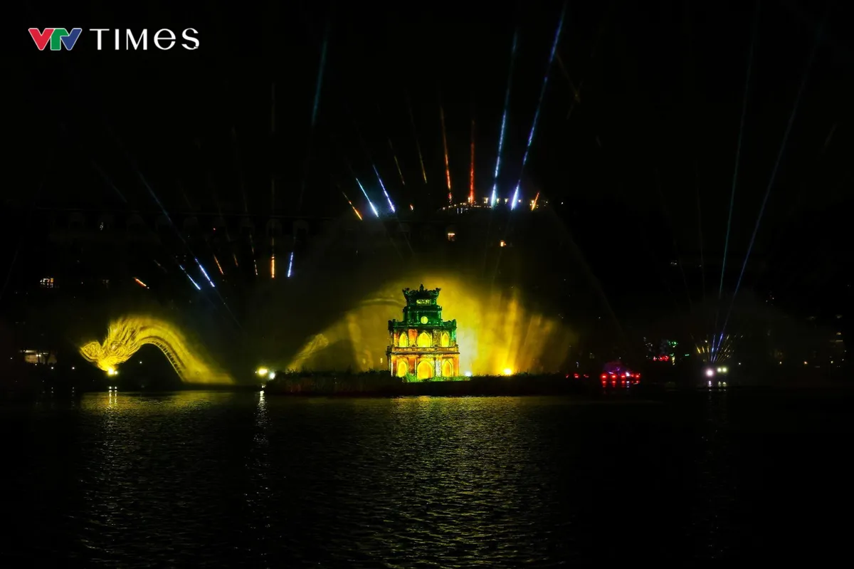 Hồ Ho&agrave;n Kiếm lung linh trong chương tr&igrave;nh 3D Mapping &ldquo;H&agrave; Nội rạng rỡ&rdquo; - Ảnh 1.