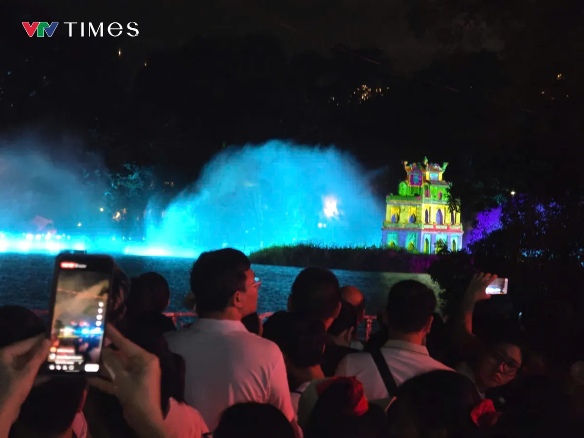 Hồ Ho&agrave;n Kiếm lung linh trong chương tr&igrave;nh 3D Mapping &ldquo;H&agrave; Nội rạng rỡ&rdquo; - Ảnh 7.