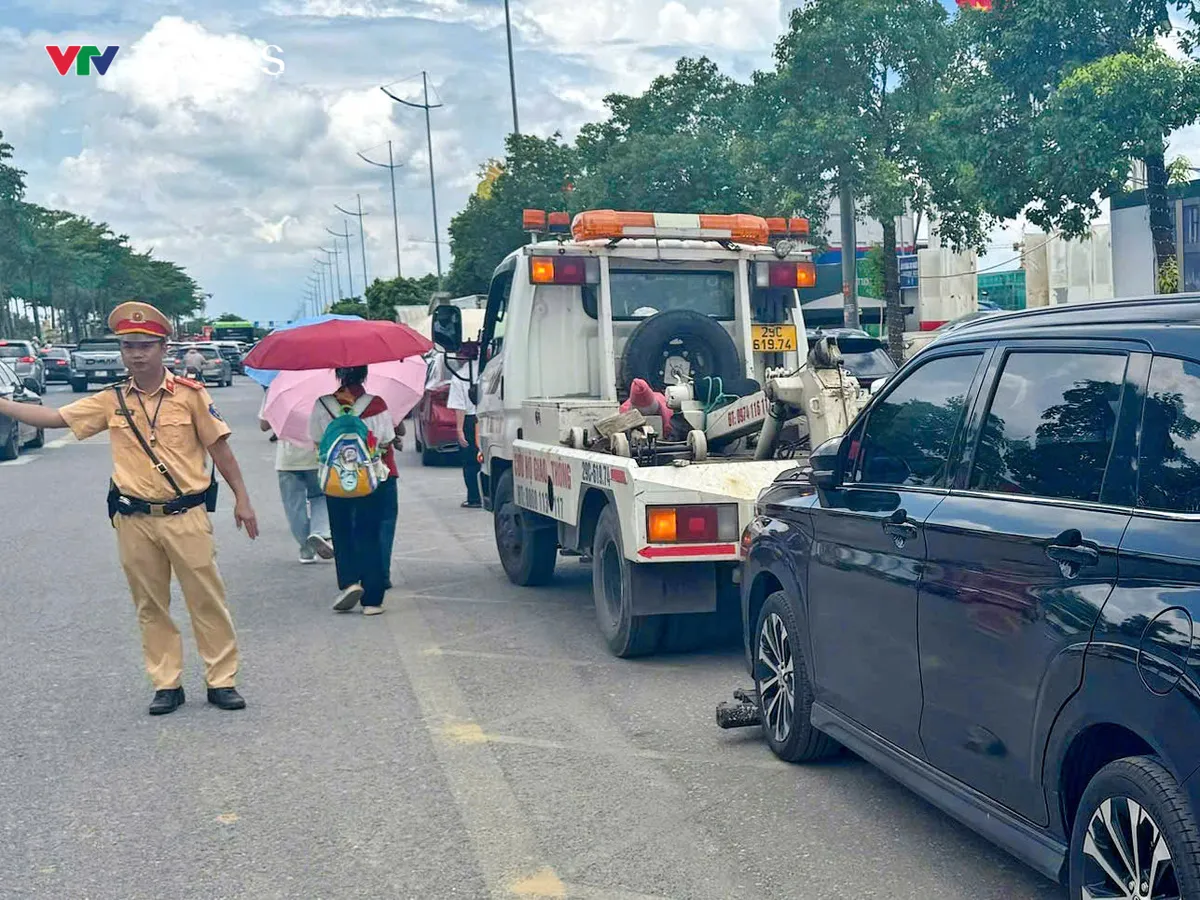 Kiên quyết xử lý vi phạm trật tự, an toàn giao thông khu vực Trung tâm Triển lãm Quốc gia - Ảnh 2.