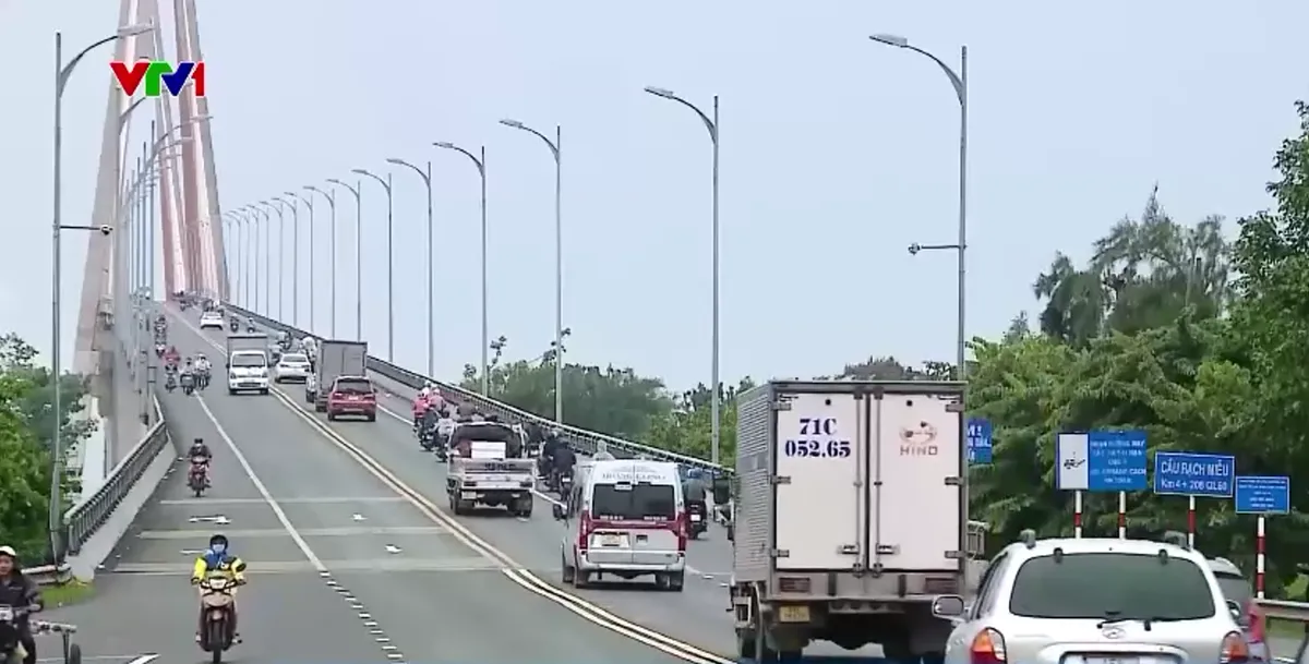 Cầu Rạch Miễu 2 giúp người dân đi lại thuận tiện dịp lễ - Ảnh 2.