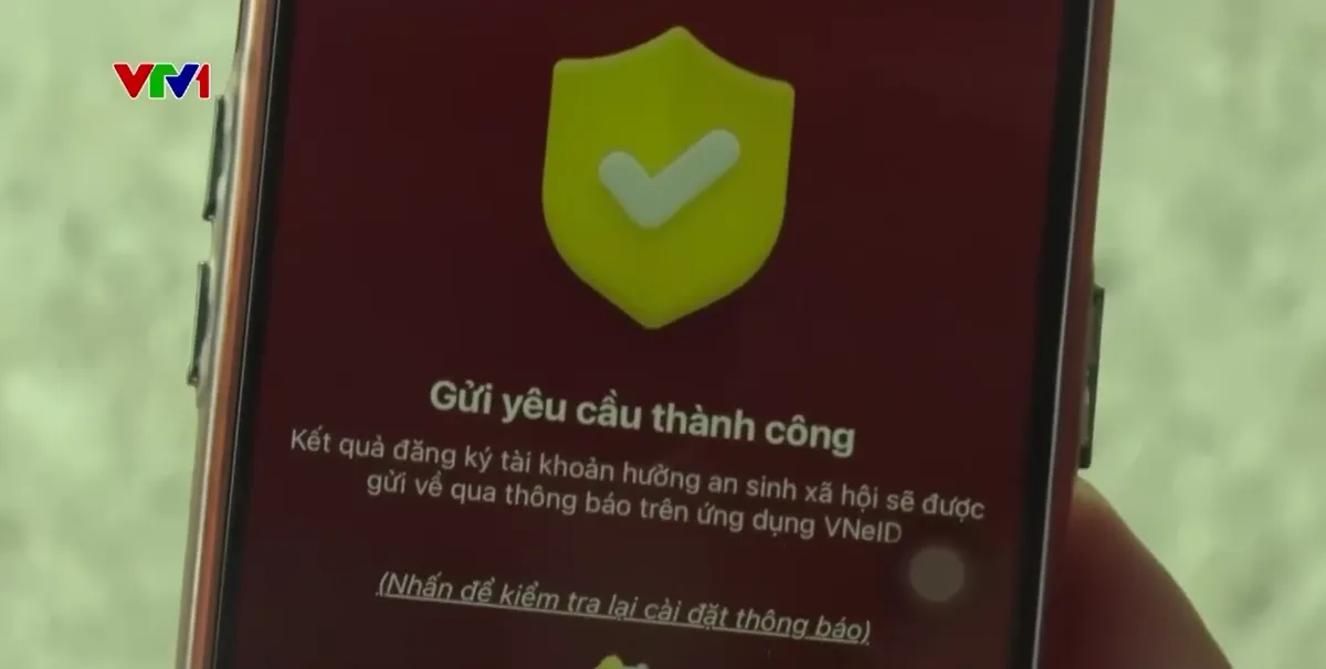 Chủ hộ đại diện gia đình nhận quà tặng 2/9 - Ảnh 1.