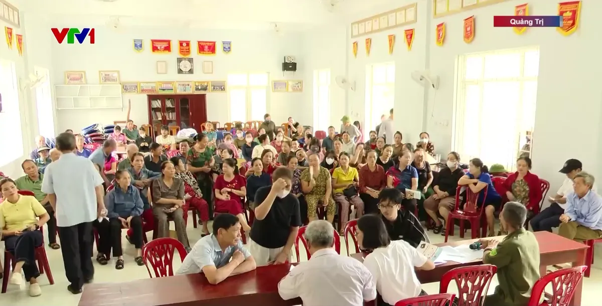 Người dân Quảng Trị phấn khởi nhận quà 2/9 - Ảnh 1.