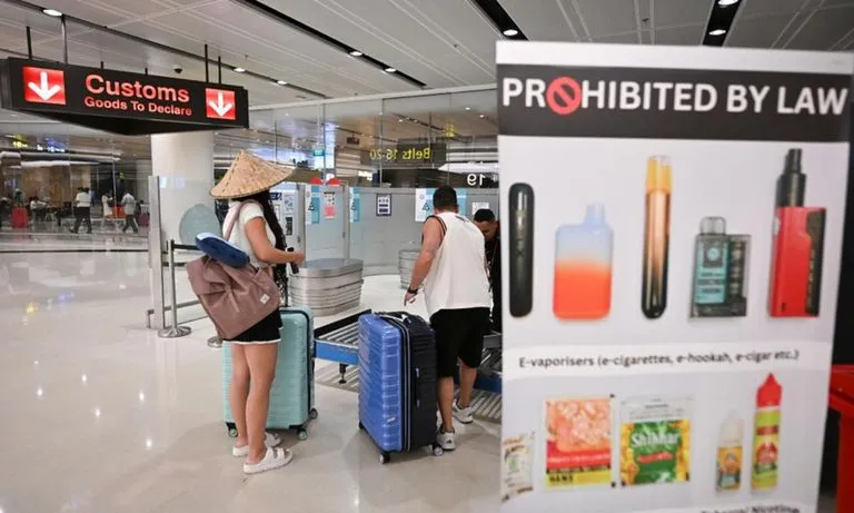 Du khách hút thuốc lá điện tử tại Singapore có thể bị trục xuất