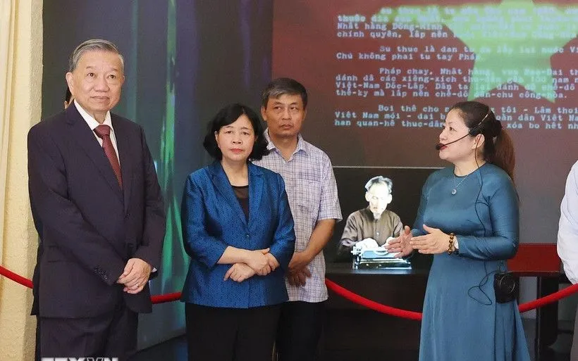 Tổng Bí thư Tô Lâm thăm di tích nhà số 48 Hàng Ngang. (Ảnh: Thống Nhất/TTXVN)