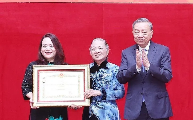 Tổng Bí thư Tô Lâm trao Danh hiệu Anh hùng Lực lượng vũ trang nhân dân cho đại diện gia đình Thượng tướng Bùi Thiện Ngộ. (Ảnh: Thống Nhất/TTXVN) Tổng Bí thư Tô Lâm trao Danh hiệu Anh hùng Lực lượng vũ trang nhân dân cho đại diện gia đình Thượng tướng Bùi Thiện Ngộ. (Ảnh: Thống Nhất/TTXVN)