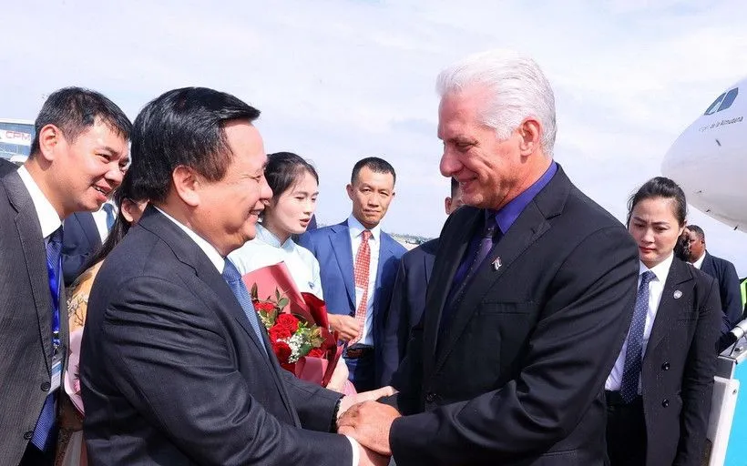 Ông Nguyễn Xuân Thắng, Ủy viên Bộ Chính trị, Giám đốc Học viện Chính trị quốc gia Hồ Chí Minh, Chủ tịch Hội đồng Lý luận Trung ương, đón Bí thư Thứ nhất, Chủ tịch nước Cuba Miguel Díaz-Canel Bermúdez và Phu nhân tại Sân bay quốc tế Nội Bài. (Ảnh: Văn Điệp/TTXVN)