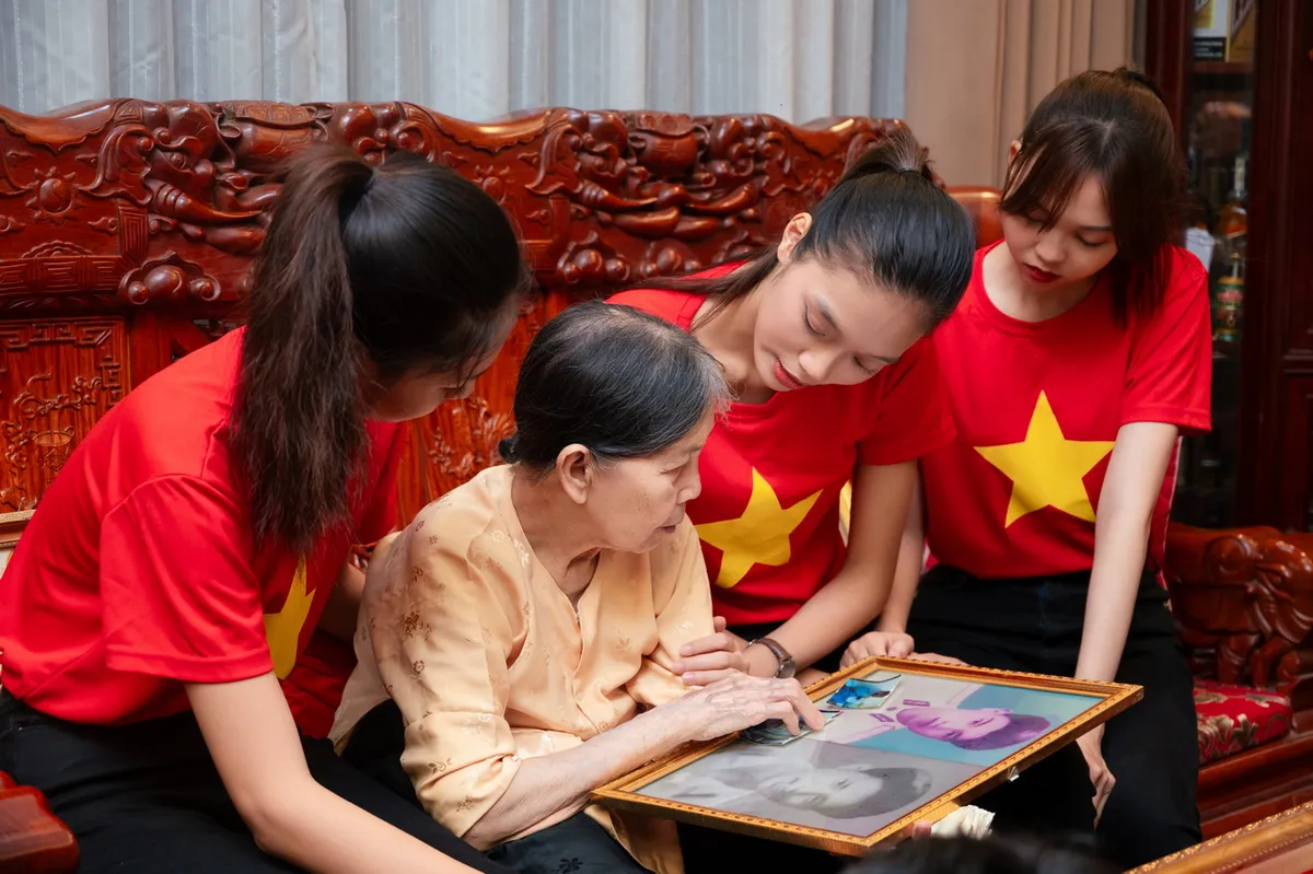 Vietnam's Next Top Model - Tập 5: Cái kết đẹp bất ngờ cho thử thách ý nghĩa nhất của chương trình - Ảnh 4.