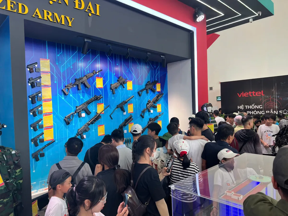 Đông đảo người dân thích thú với gian trưng bày Bộ Quốc phòng tại Triển lãm 80 năm  - Ảnh 9.