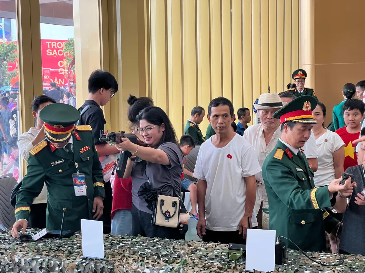 Đông đảo người dân thích thú với gian trưng bày Bộ Quốc phòng tại Triển lãm 80 năm  - Ảnh 8.