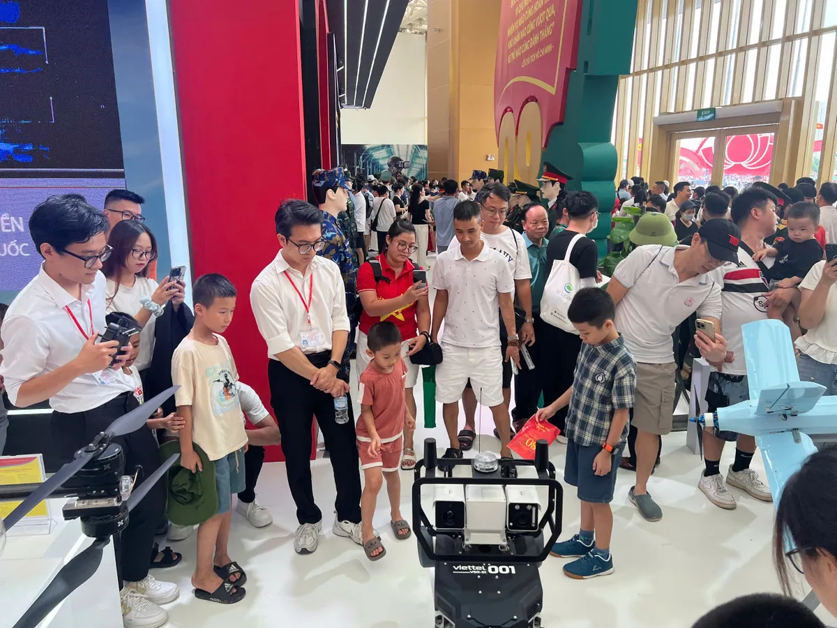 Đông đảo người dân thích thú với gian trưng bày Bộ Quốc phòng tại Triển lãm 80 năm  - Ảnh 4.