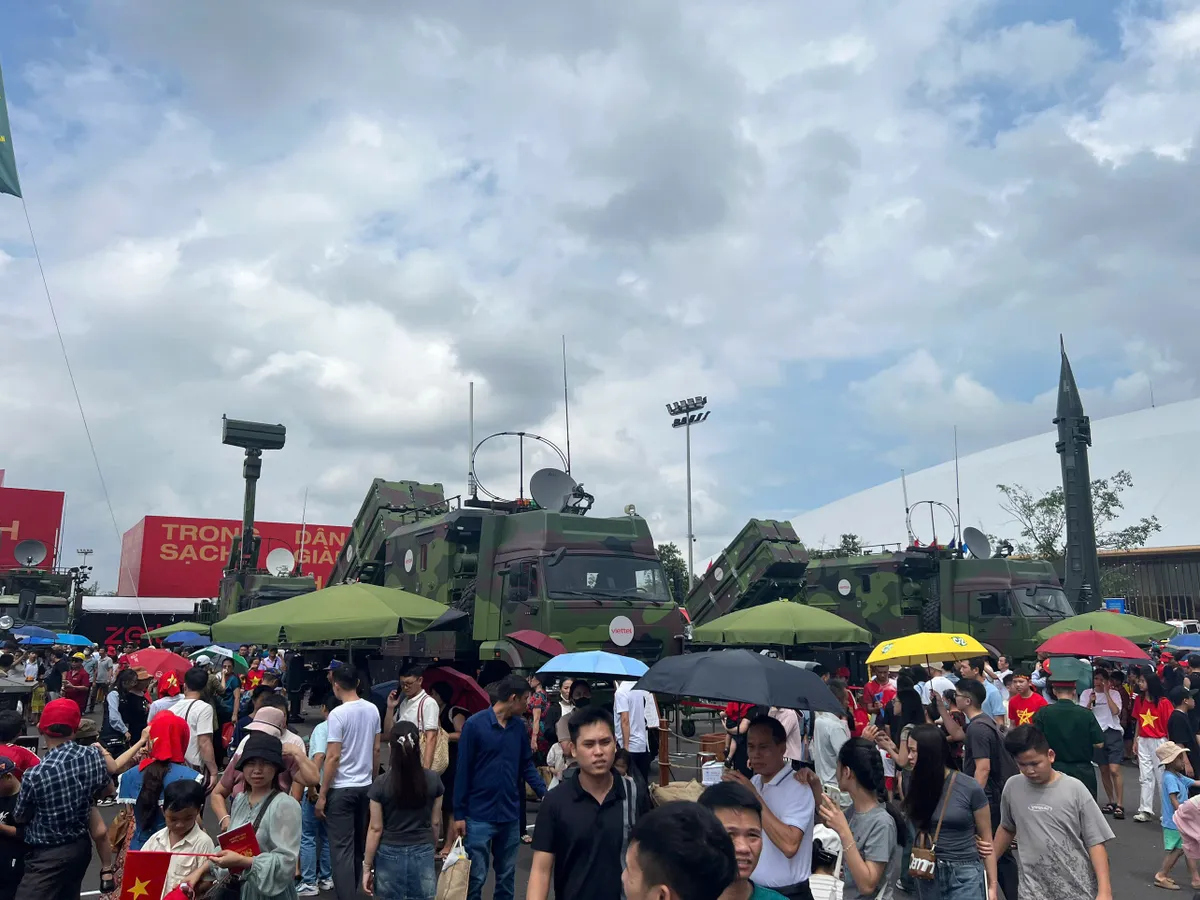 Đông đảo người dân thích thú với gian trưng bày Bộ Quốc phòng tại Triển lãm 80 năm  - Ảnh 10.