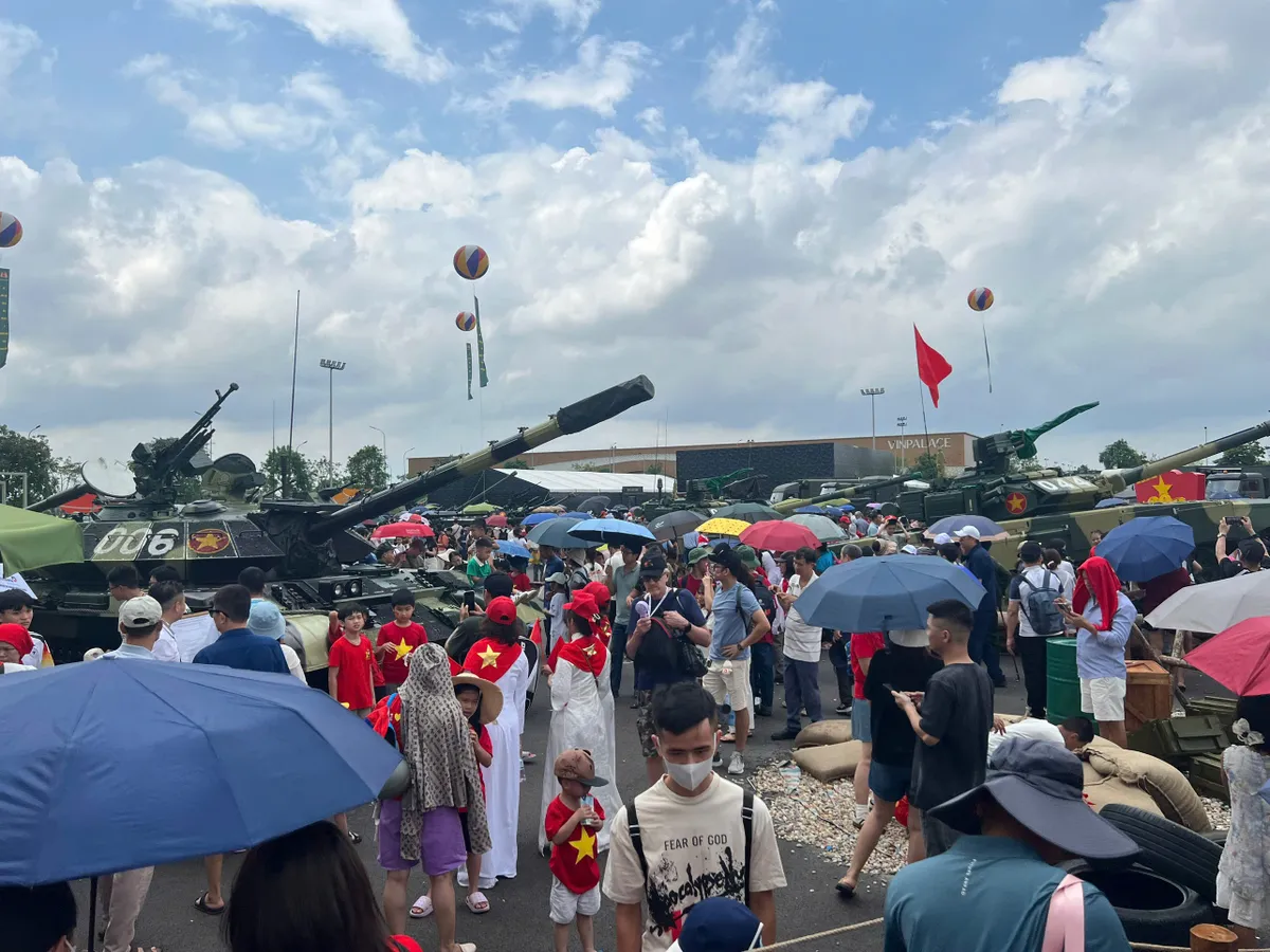 Đông đảo người dân thích thú với gian trưng bày Bộ Quốc phòng tại Triển lãm 80 năm  - Ảnh 12.