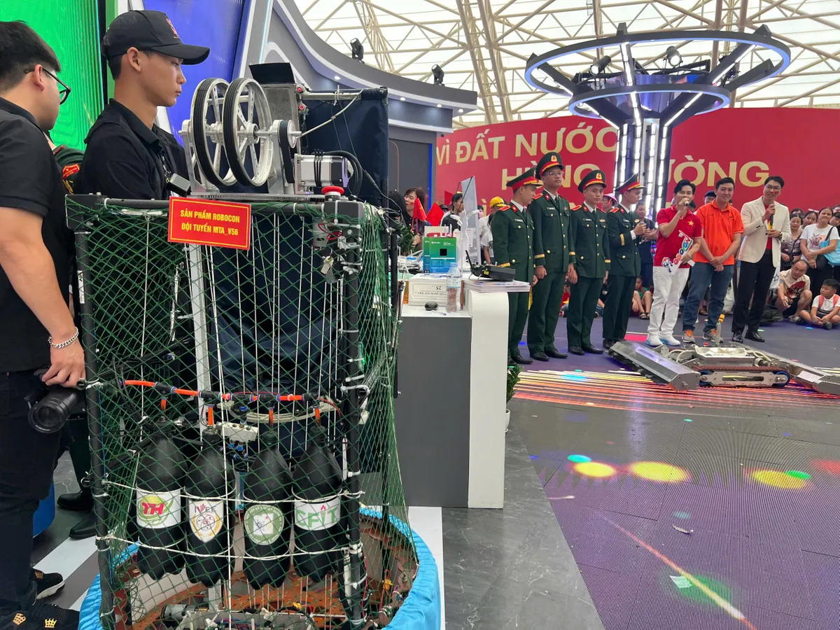 Gian trưng bày VTV: Khán giả hào hứng với những "Chiến binh Robocon" - Ảnh 3.