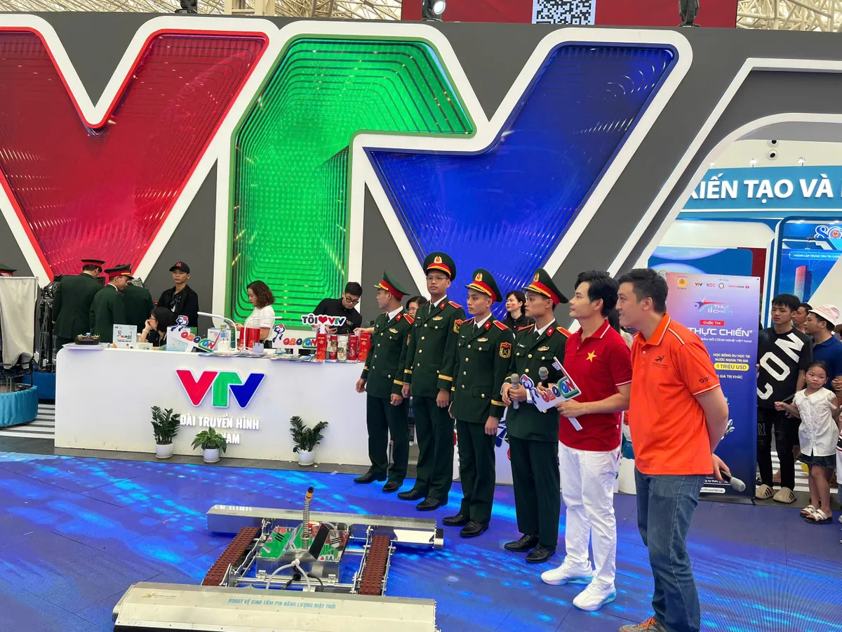 Gian trưng bày VTV: Khán giả hào hứng với những "Chiến binh Robocon" - Ảnh 2.