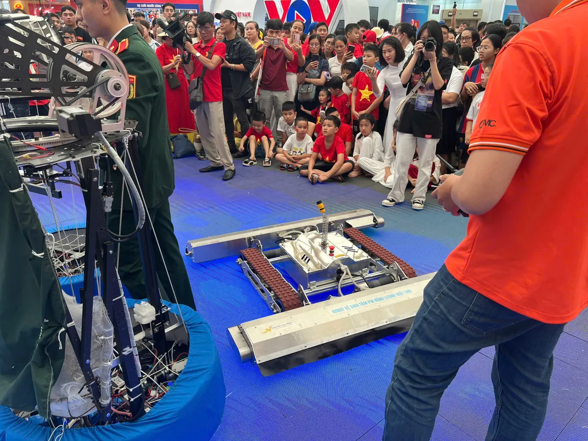 Gian trưng bày VTV: Khán giả hào hứng với những "Chiến binh Robocon" - Ảnh 4.