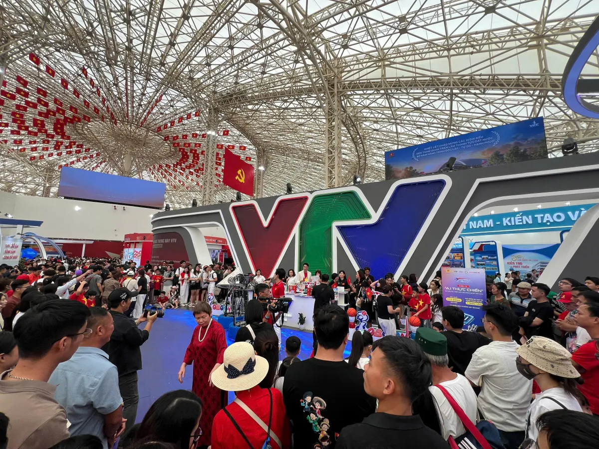Gian trưng bày VTV: Khán giả hào hứng với những "Chiến binh Robocon" - Ảnh 1.