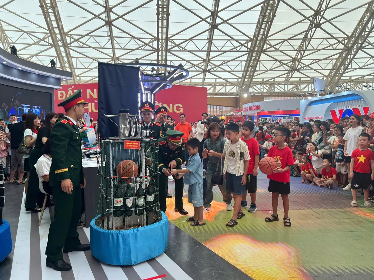 Gian trưng bày VTV: Khán giả hào hứng với những "Chiến binh Robocon" - Ảnh 10.