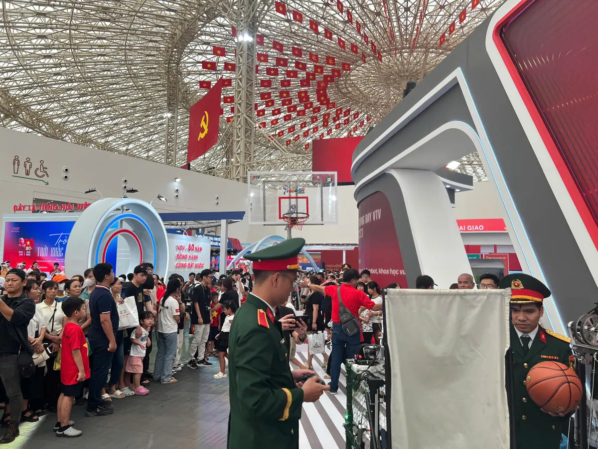 Gian trưng bày VTV: Khán giả hào hứng với những "Chiến binh Robocon" - Ảnh 6.